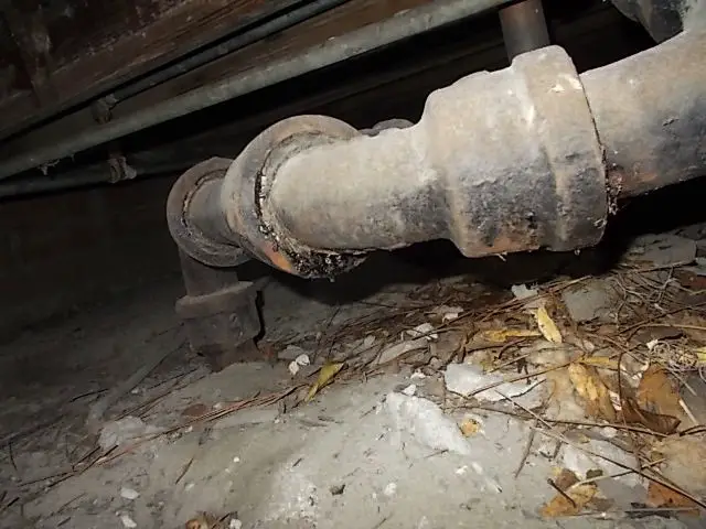 ¿Cómo puedo saber si tengo tuberías de hierro fundido en mi casa?
