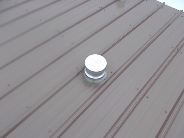 ¿Cómo tapar las penetraciones del techo de claraboyas, chimeneas y conductos de ventilación en un techo de metal?