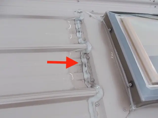 ¿Cómo tapar las penetraciones del techo de claraboyas, chimeneas y conductos de ventilación en un techo de metal?