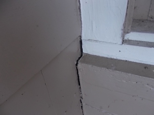 ¿Qué causa una grieta vertical en un bloque de hormigón exterior o en una pared de ladrillo?