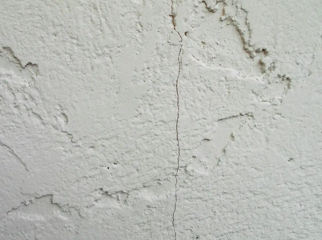 ¿Qué causa una grieta vertical en un bloque de hormigón exterior o en una pared de ladrillo?