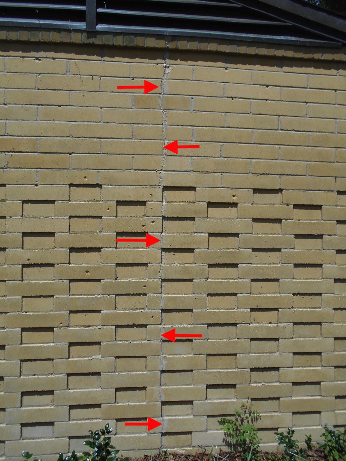 ¿Qué causa una grieta vertical en un bloque de hormigón exterior o en una pared de ladrillo?