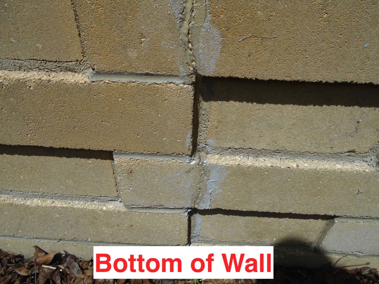¿Qué causa una grieta vertical en un bloque de hormigón exterior o en una pared de ladrillo?