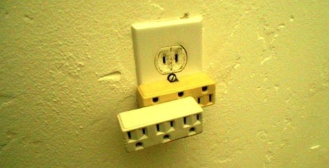 ¿Es peligroso un receptáculo eléctrico sin conexión a tierra?